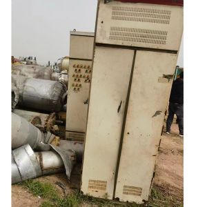 三效3噸2205材質蒸發(fā)器兩(liǎng)套，配套管道(dào)，泵，電櫃齊全到貨，低價處理！需要者聯系！