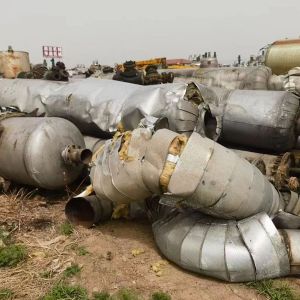 三效3噸2205材質蒸發(fā)器兩(liǎng)套，配套管道(dào)，泵，電櫃齊全到貨，低價處理！需要者聯系！